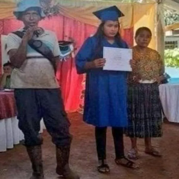 Con la ropa de trabajo, agricultor alcanzó a llegar a tiempo para desfilar con su hija en su graduación