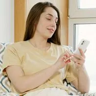 Foto de persona feliz con celular, en nota de que tras Feria Buró, emprendimientos encontraron en iniciativa una solución luego de problemas vividos
