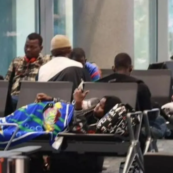 Migrantes africanos en el aeropuerto El Dorado de Bogotá no sería una crisis, según Gobierno de Gustavo Petro. Explicaron que es una congestión por Navidad.