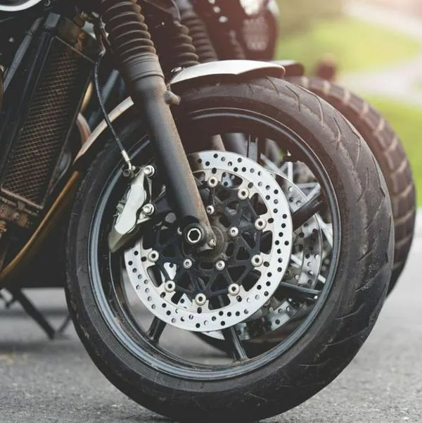 Foto de las ruedas de una moto, a propósito de qué debe tener el kit de carretera de una moto