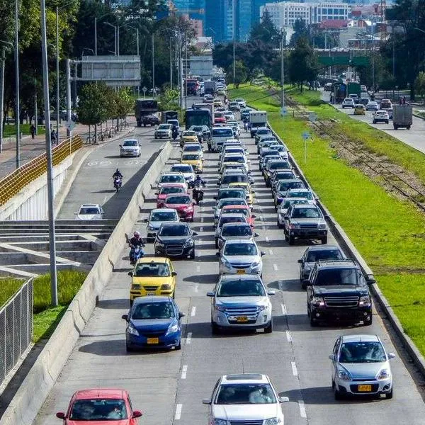 Foto de carros en tránsito bogotano, en nota de Movilidad en Bogotá hoy por Navidad: cómo están las salidas para Navidad y qué medidas se tomaron