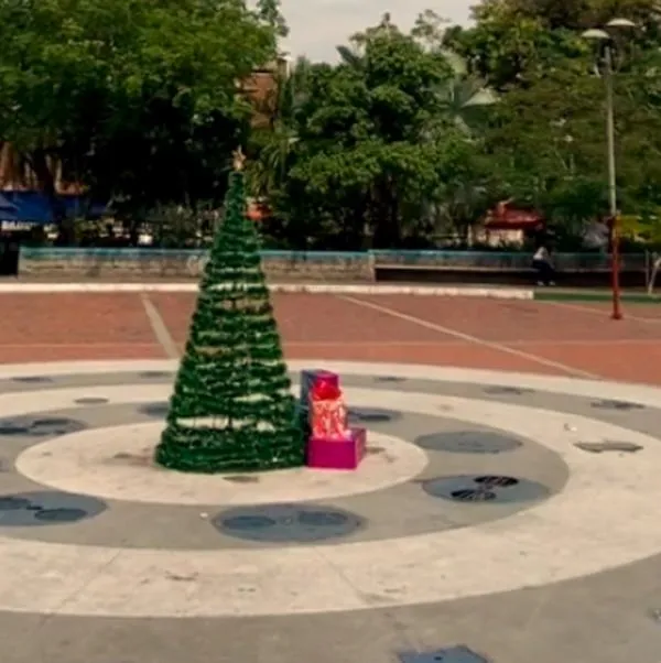 “Qué tristeza, no hubieran puesto nada”: El árbol de Navidad de Girardot desata polémica en redes.