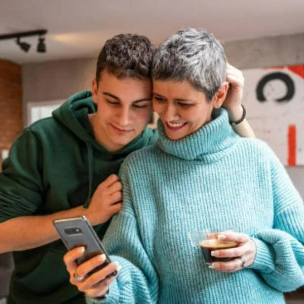 Celulares preferidos para regalar a mamá en Navidad: Samsung, Xiaomi y Motorola son los más asequibles y de mejor calidad, según expertos. 