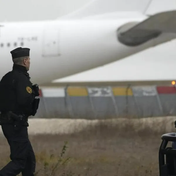 Retenido avión en un aeropuerto francés por presunto tráfico de personas.