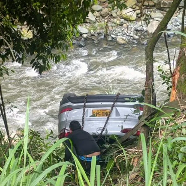 Un vehículo cayó al río Pance en el sector de La Vorágine, Cali cuando iba en una grúa, al parecer, por microsueño del conductor.