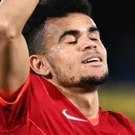 Luis Díaz prende las alarmas al salir lesionado en el Liverpool vs. Arsenal
