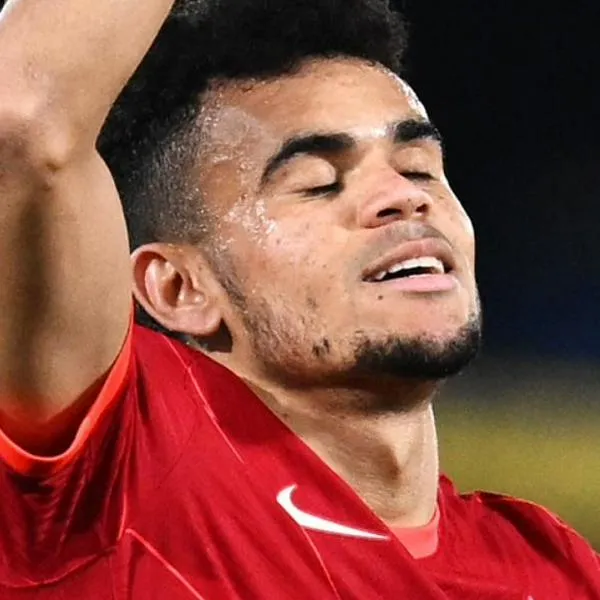 Luis Díaz prende las alarmas al salir lesionado en el Liverpool vs. Arsenal