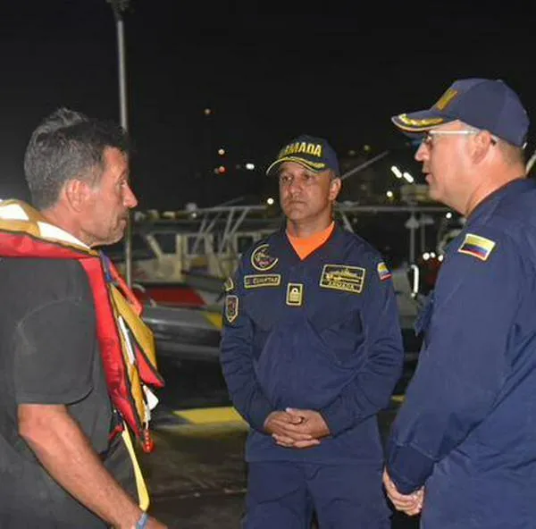 Armada de Colombia rescató a familia brasilera que estaba a la deriva en alta mar