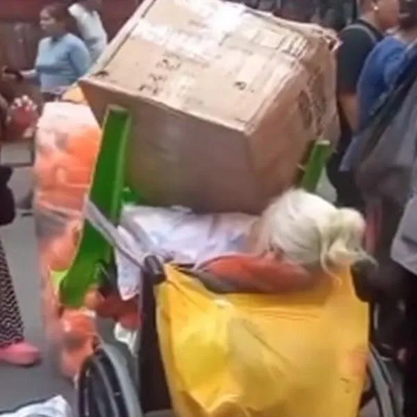 Se llevaron la silla de ruedas para hacer las compras de fin de año y pusieron a la abuela a cargar.