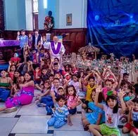 Hasta los niños celebran la vida en Navidad en el Cementerio San Pedro de Medellín.