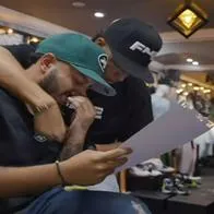 “Usted es el amigo que todos quisieran tener”: le regaló una moto a su compañero de emprendimiento