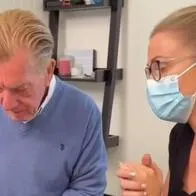 Abuelito contrató un estilista para que el enseñe a maquillar a su esposa enferma.