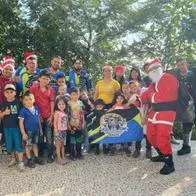 En motos enduro llevaron regalos y alegría a niños campesinos.