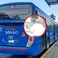 Conductor de Mpio se retira en plena vía luego de discutir con usuarios.