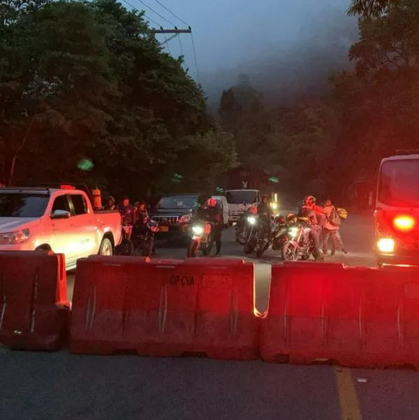 Vía al Llano se encuentra cerrar por cuenta de un grave accidente de tránsito que tiene varados a los viajeros, que les tocó soportar trancón. 