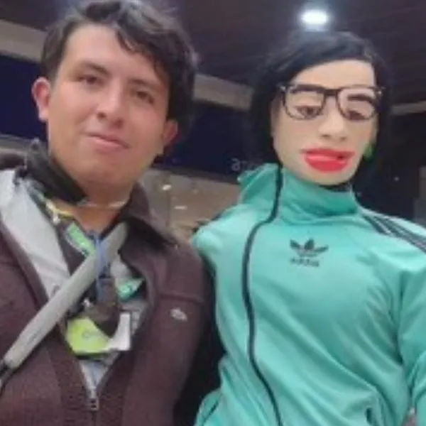 Burlas a hombre con novia de trapo en Bogotá; dicen que la pueden confundir con Año Viejo