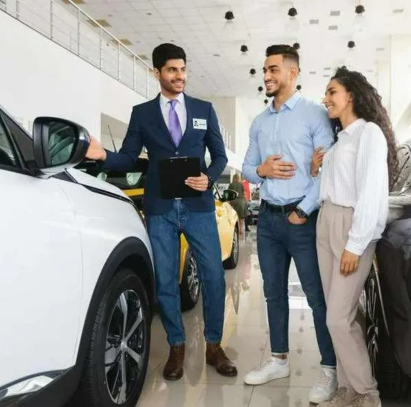 Foto de pareja comprando vehículo, en nota de compra de carros y vivienda en Colombia tuvo respiro en informe de Fedesarrollo sobre consumidores