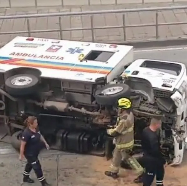 Ambulancia se volcó en Bogotá y produjo enorme trancón en la Autopista Norte de la ciudad. El vehículo quedó atravesado sobre la vía. 