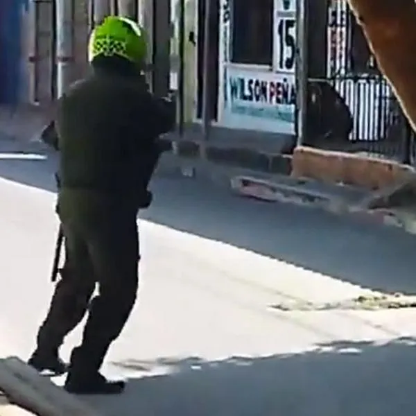 Momento en el que un policía en Malambo abatió a un sujeto que amenazó con detonar una granada en el lugar