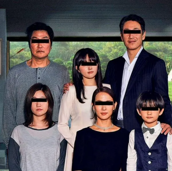 Reparto de 'Parásitos', con Lee Sun-kyun (de negro, arriba), quien fue hallado muerto en Corea del Sur.