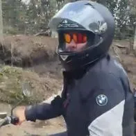 Iván Duque, expresidente de Colombia, fue grabado por ciudadanos mientras recorría vías del país en su moto. Saludó de manera afectuosa a unos soldados.