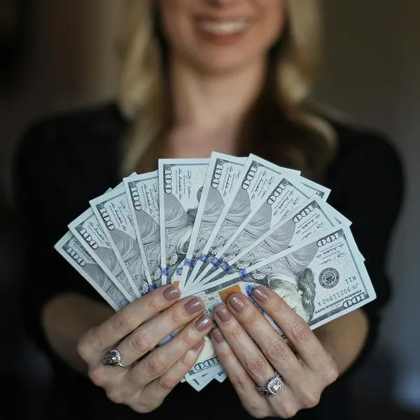 JustAnswer: mujer factura hasta 15.000 dólares al mes siendo experta en antigüedades