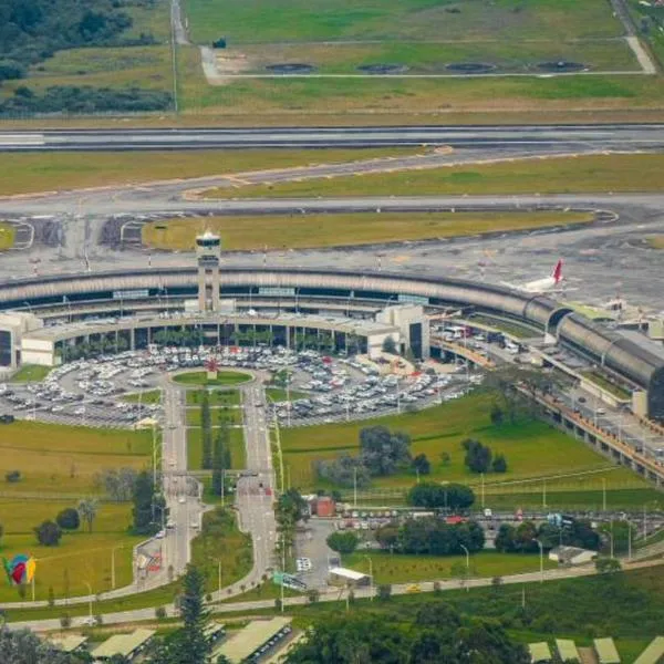 Aeropuerto de Rionegro comenzó a retomar operaciones luego tres horas de restricciones por clima 