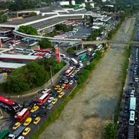 Avenida Regional en Medellín amaneció cerrada por arreglos de EPM y hay grandes trancones.