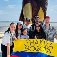 Bogotanos, fanáticos de Shakira, se pegaron viaje a Barranquilla para tomarse foto con estatua