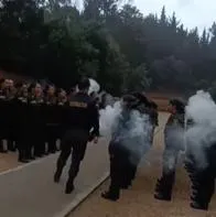 Auxiliares de Policía de Colombia reciben extraña capacitación con antorchas en una especie de sahumerio como lo calificaron los internautas.