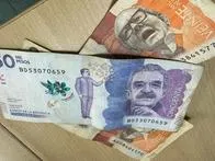 La mujer que trabajaba en un puesto de giros fue capturada por robar subsidios.