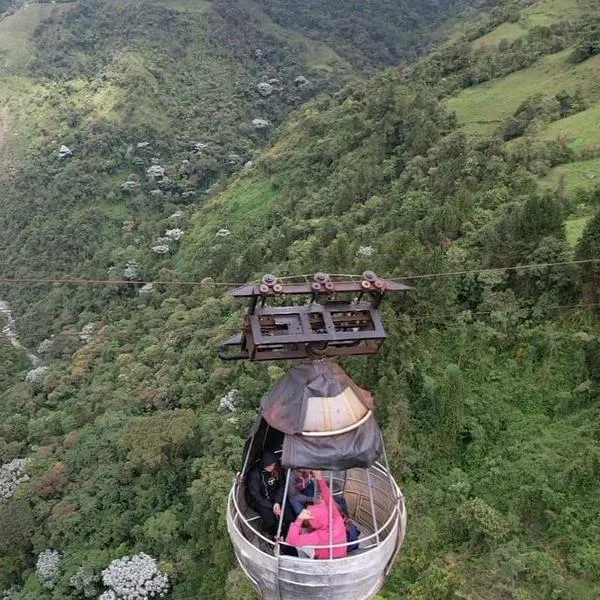 En este teleférico de Villamaría, Caldas,hay 5 personas atrapadas. Notificaron que uno de los cables se reventó.