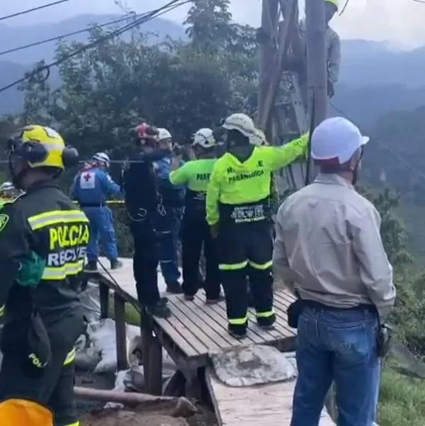 Organismos de socorro atendiendo emergencia en cable aéreo de Villamaría, Caldas.