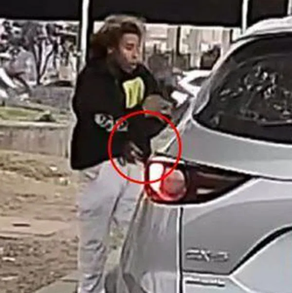 Momento en el que atracan a un conductor en la carrera 30 con calle 6 de Bogotá a plena luz del día. Usaron arma de fuego