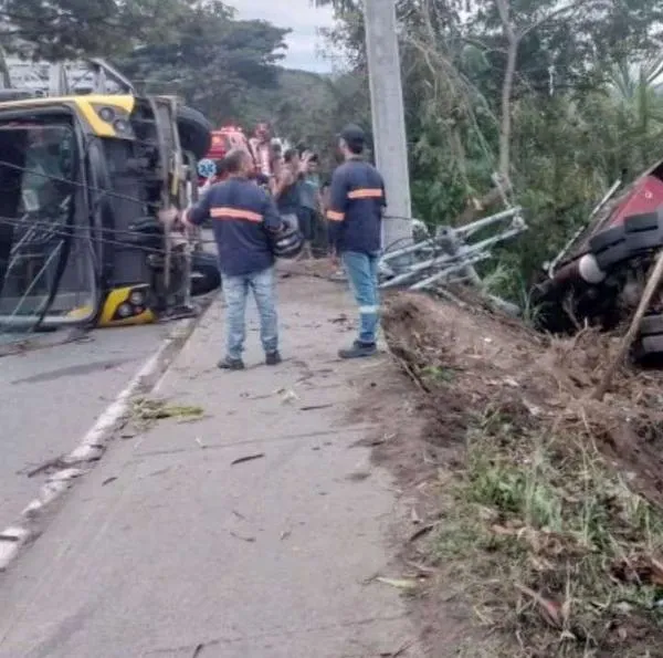 Accidente de transito entre bus alimentador y camión en vía Cartago-Pereira deja 22 heridos. Están siendo atendidos en centros asistenciales de la zona.
