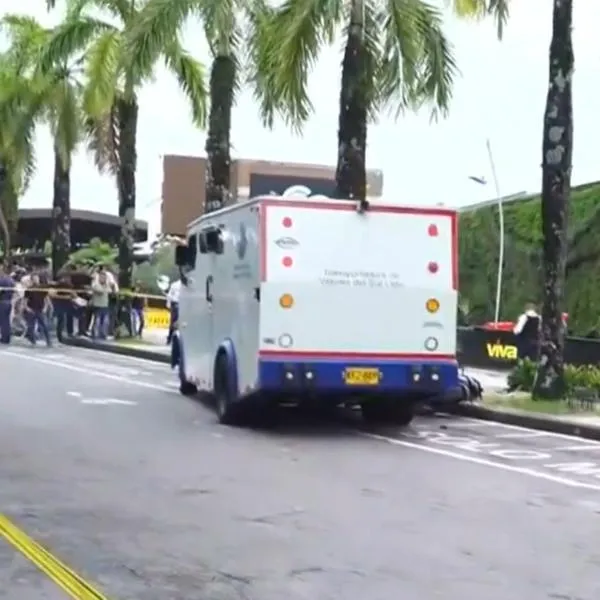 Balacera en centro comercial Viva Villavicencio: ladrones iban vestidos de policías cuando pretendía cometer el hurto.