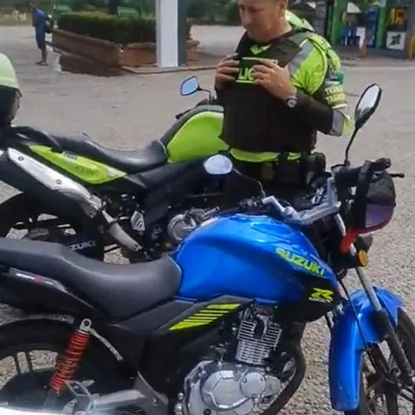 Motociclista fue multado por transitar sin casco, sin placa y al, parecer, borracho, se grabó reclamándoles a los policías y se viralizó.