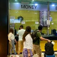 Dólar en casas de cambio está $100 más caro que en el mercado oficial