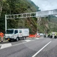 Habilitan paso vehicular en la vía al Llano: restablecimiento definitivo aún es incierto