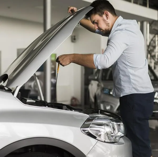 Aplicar desodorante no es la mejor opción para quitarle el sonido al motor.