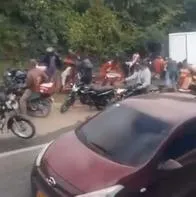 Momento en el que unas personas en Luruaco, Atlántico, saquean un camión de carne que se accidentó en carretera