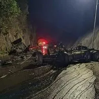 Camión volcado en La Línea el 28 de diciembre de 2023.