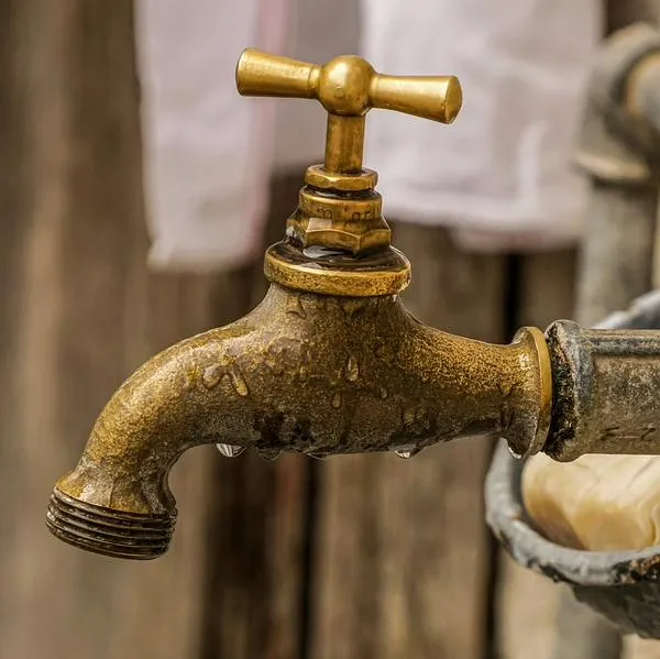 ¡Aliste el balde! Estos barrios de Cali se quedarán sin agua y luz este viernes.