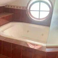 Encuentran un jacuzzi en oficina de un alcalde en Argentina tras cambio de Gobierno.