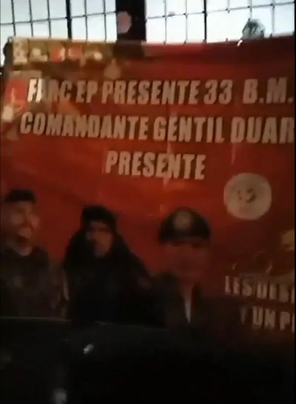Investigan la aparición de cartel alusivo a las disidencias de las Farc en Bogotá