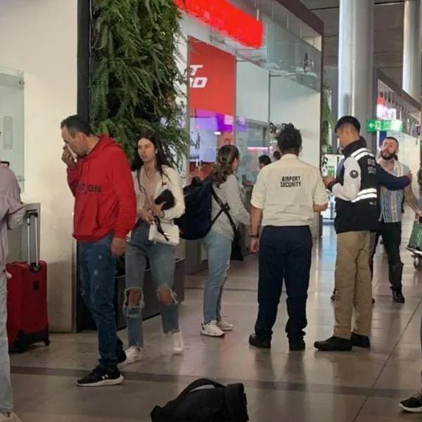 Se armó pelea en el aeropuerto El Dorado de Bogotá. Dos viajeros se fueron a los golpes por un puesto en la fila. Hubo una persona herida. 