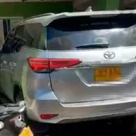 Fleteo a camioneta Toyota en Santa Marta. Delincuentes se enfrentaron a la Policía, robaron más de 300 millones de pesos y lograron huir. 