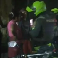 Momento en el que una madre golpea a sus hijos, señalados ladrones, luego de que la Policía los capturo en medio de un robo en Malambo
