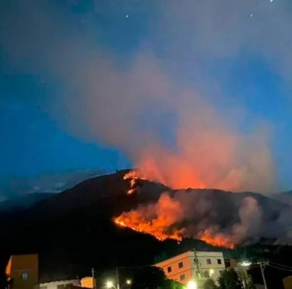 Incendio en el cerro Quitasol de Antioquia: luego de 40 horas lograron apagarlo