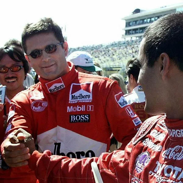 Gil de Ferran saluda a Juan Pablo Montoya en una carrera de la fórmula Cart en Homestead, Miami.